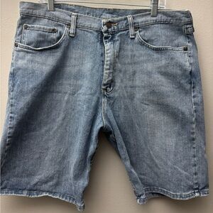 Wrangler Relaxed Fit light blue denim shorts 36